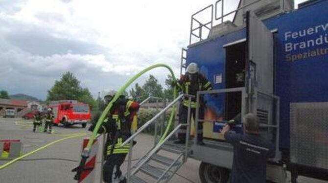 Die Übung macht's: Mobile Brandschutzanlage auf dem Dettinger Bauhof.
GEA-FOTO: RAL