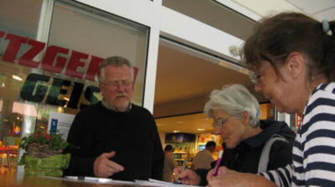 Gemeinderat Günther Frick muss nicht lange bitten: viele Lichtensteiner unterschreiben. GEA-FOTO: SAUTTER