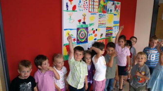 Eine richtige Vernissage hatten die Kinder des Sickenhäuser Kindergartens im Gemeindehaus auf die Beine gestellt. FOTO: STÖRK
