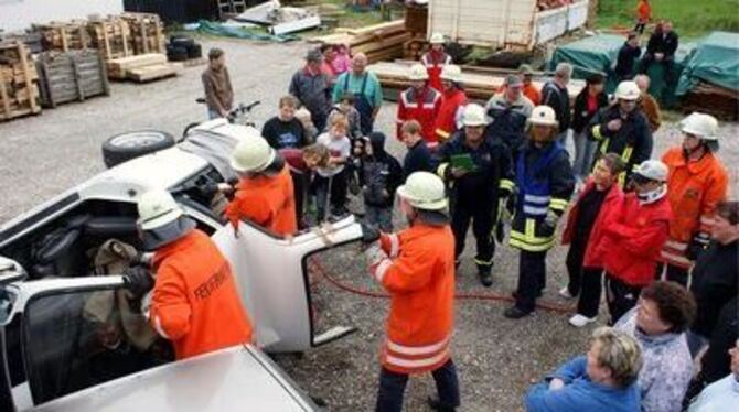 Auch ein Unfallopfer war bei der Schauübung in Stetten zu retten.
FOTO: FRÜH