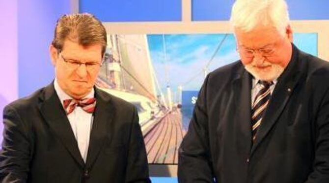 Der schleswig-holsteinische Ministerpräsident Peter Harry Carstensen (CDU, rechts) und sein koalitionsinterner Widersacher, SPD-