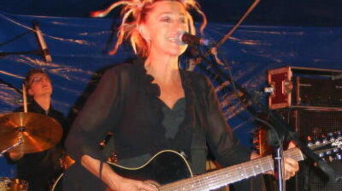 Die Australierin Ronnie Taheni trat mit ihrer Band beim Sommerfest in Glems auf, wo vielerlei Musik zu hören war. FOTO: TBÖ