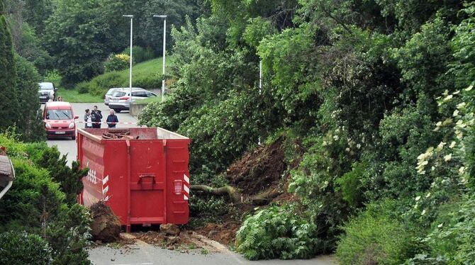 Ein abgerutschter Hang blockiert nach einem Starkregen in Nürtingen eine Straße. Ein abgerutschter Hang blockiert nach einem Starkregen in Nürtingen eine Straße.