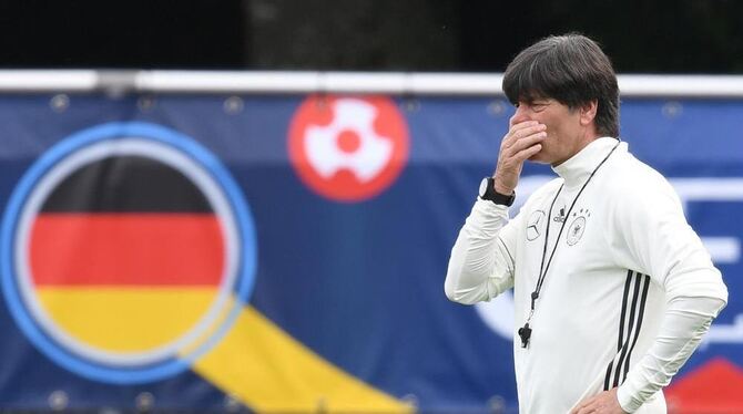 Die enttäuschende Leistung seines Teams gegen Polen strapazierte die Nerven von Joachim Löw gewaltig.  FOTOS: WITTERS