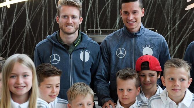André Schürrle (links) und Julian Draxler mit jungen deutschen Fans. FOTO: DPA
