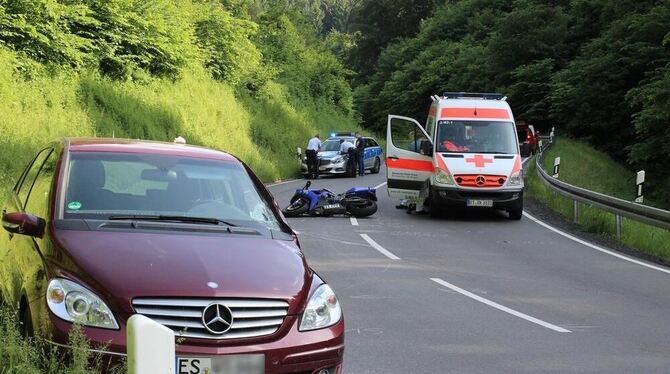 In der Kurve kam es zum Zusammenstoß zwischen Mercedes und Motorrad. www.7aktuell.de/Lukas Felder