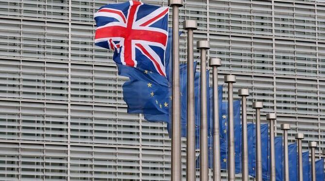 Wie lange noch? Eine britische Flagge flattert vor dem Gebäude der EU-Kommission im Wind. Foto: Laurent Dubrule/Archiv