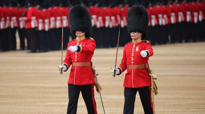 Britische Gardesoldaten in roten Uniformen und Bärenfellmützen. Foto: Owen Cooban/British Ministry of Defense/Crown Copyright