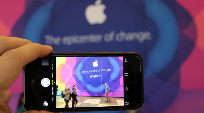 Das Logo der Apple-Entwicklerkonferenz WWDC (Apple Worldwide Developers Conference) 2015 im Monitor der Kamera eines iPhones. (A