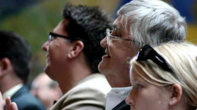 Peter Härtling zwischen Hülbens Bürgermeister Siegmund Ganser und seiner Enkelin, die ihn zum Taufakt der Schule begleitete. FOT