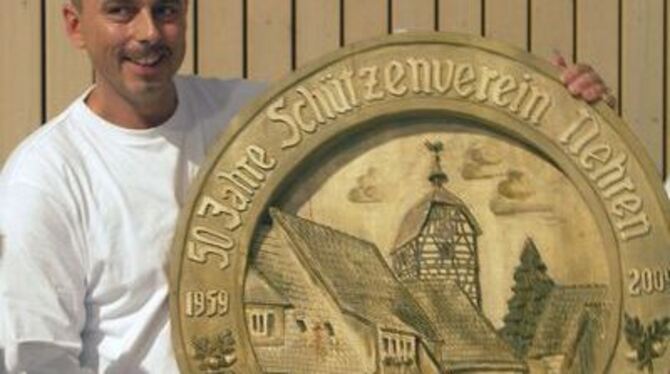 Er hält in diesem Jahr die Ehrenscheibe des Vereins: Lothar Lipps.
FOTO: LANDWEHR