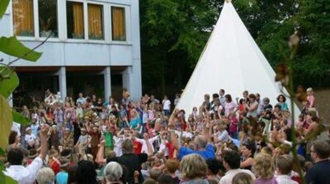 Mit Tanz und Zeremonie: Die Indianer der Graf-Eberhard-Schule.
FOTO: IWE