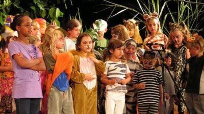 Lauter Urwald-Bewohner, bunt kostümiert.
FOTO: RAW