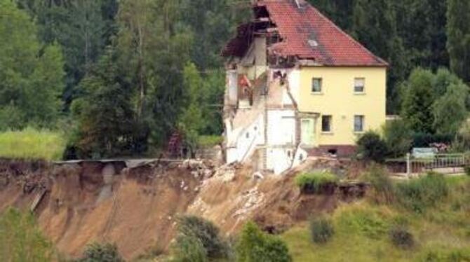 Die Reste eines Wohnhauses nach dem schweren Erdrutsch in Nachterstedt.
FOTO: DPA