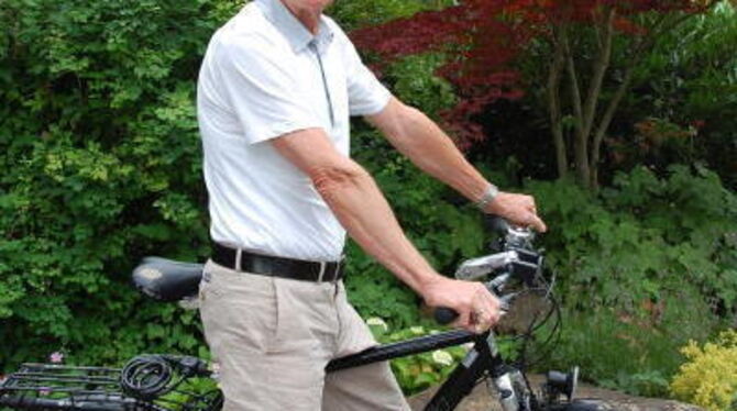 Günter Müller mit dem Fahrrad, das die Vereine ihm zum Ruhestand schenkten.
GEA-FOTO: IST