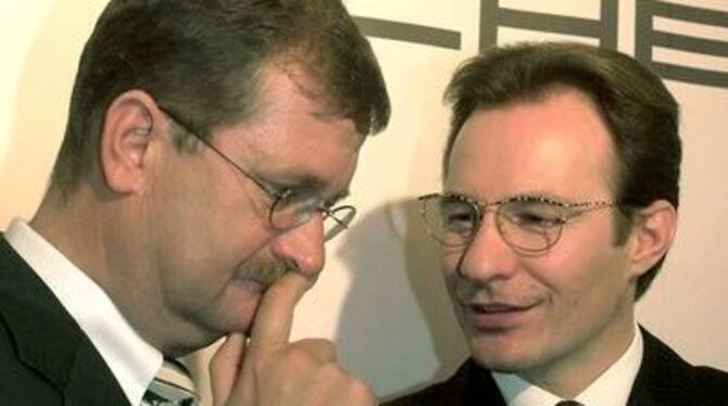 Wendelin Wiedeking ist nicht mehr Porsche-Chef. Sein Nachfolger ist Michael Macht (rechts).
ARCHIVFOTO: DPA