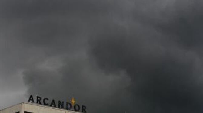 Dunkle Gewitterwolken ziehen über die Arcandor-Firmenzentrale in Essen.
FOTO: DPA