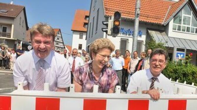 Viele Bürger waren bei der Einweihung des Rathausplatzes dabei. Danach sorgten Elmar Rebmann (von links), Barbara Bosch und Wilh