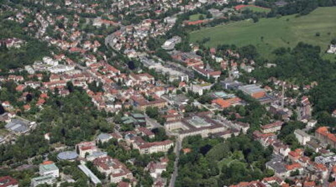 Ein Blick auf die Gebäude der Universität Tübingen im Tal.  FOTO: STADT TÜBINGEN