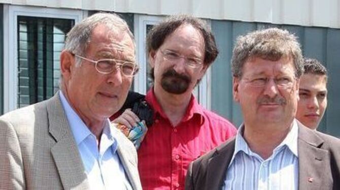 Ernst-Reinhard Beck (links) und Betriebsrat Harald Mischke am Werkstor.
FOTO: BAIER