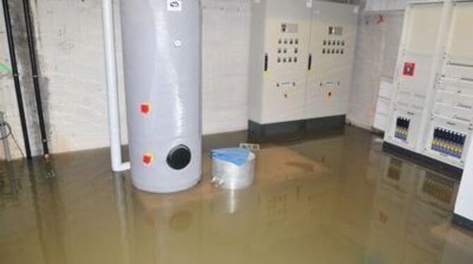 Vierzig Zentimeter hoch stand die Brühe im Keller.  
GEA-FOTO: MEYER