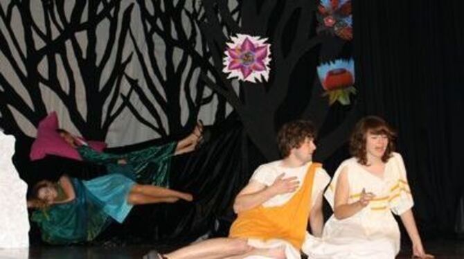 Hermia (Kerstin Vogt) und ihr Liebhaber Lysander (Dirk Zeiler) - im Hintergrund schlafende Elfen.
GEA-FOTO: WEIDLING