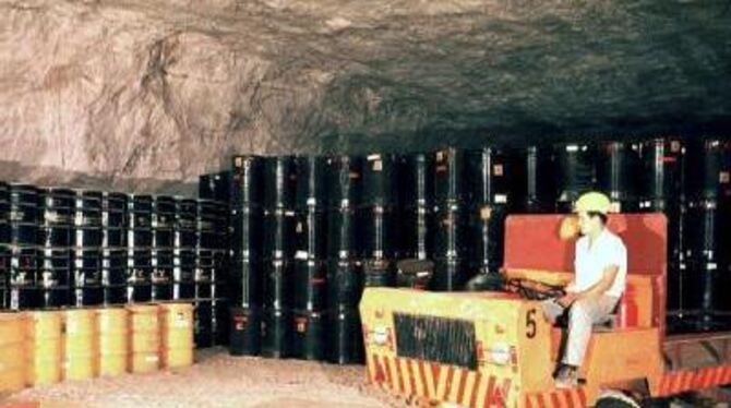 Ein Mitarbeiter der Schachtanlage Asse vor gelagerten Fässern mit radioaktivem Müll. In Asse ist erneut radioaktiv belastete Lau