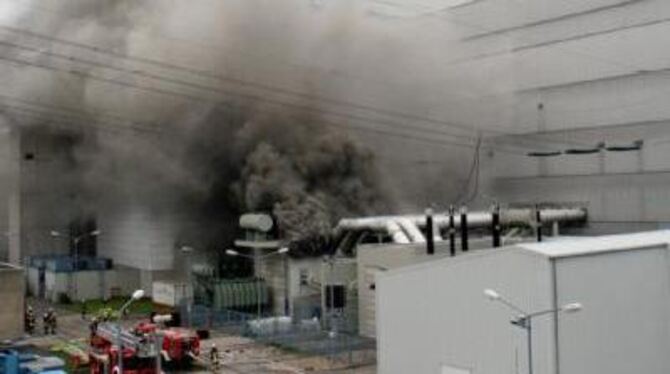 Feuerwehrleute löschen am 28.06.2007 einen Brand an einem Trafohaus auf dem Gelände des Atomkraftwerks Krümmel bei Geesthacht.
F
