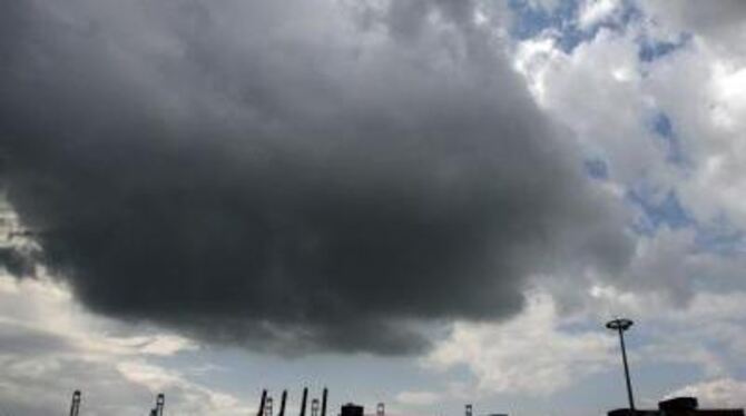 Die dunklen Wolken am Konjunkturhimmel haben sich noch nicht verzogen.
FOTO: DPA