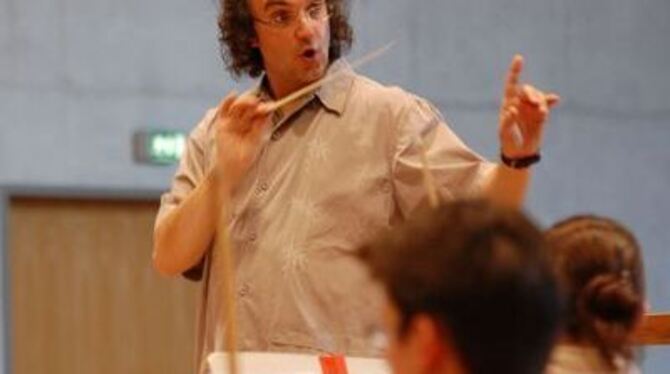Dirigent Bernd Ruf führt die Philharmonie durch Rock-Gefilde.
FOTO: PFISTERER