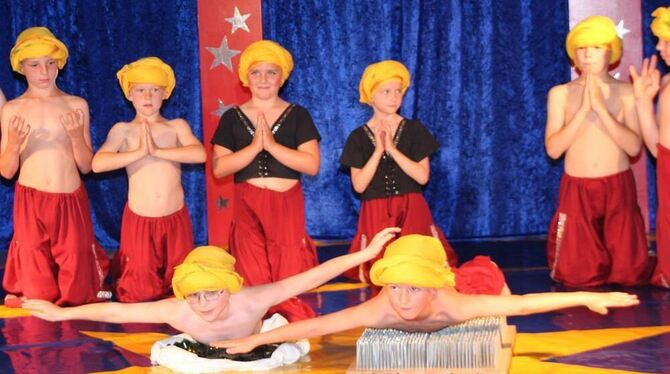 Auf Nagelbrett und Glasscherben: Die Fakir-Truppe vom Zirkus Abeba beim großen Auftritt. FOTO: LEIPPERT