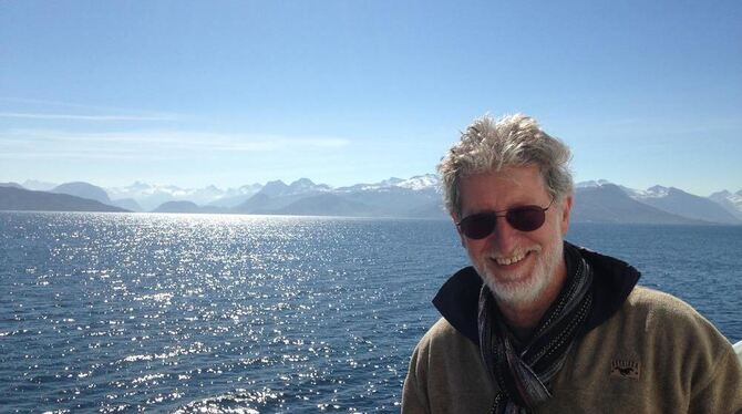 Klaus Schäfer auf einem Schiffsausflug vor der Kulisse des Nordatlantiks und der schneebedeckten Berge Norwegens. FOTO: PRIVAT