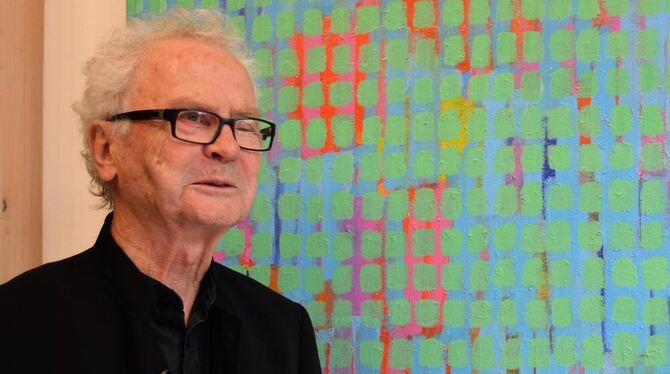 Andreas Felger, der im vergangenen Jahr 80 Jahre alt wurde, vor einem seiner Bilder in der Galerie in der Ziegelhütte in Gönning
