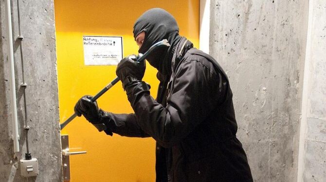 Einbrecher am Werk (gestellte Szene)