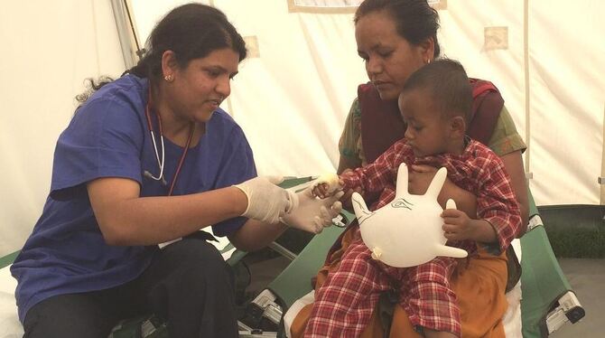 Auch Aruni Velalakan hat in Nepal medizinische Hilfe geleistet. FOTOS: V