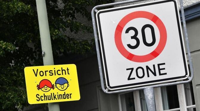 An Schulen, Kitas und Seniorenheimen soll künftig häufiger Tempo 30 gelten. Foto: Jens Kalaene/Symbolbild