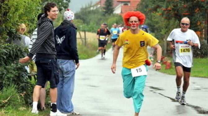 Zum großen und sportlichen Fest wurde die zweite Auflage des Ermstalmarathons am Sonntag. GEA-FOTO: PACHER