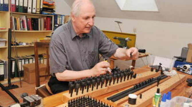 Adelbert Lauffer in seiner Werkstatt in Reicheneck; viele der Arbeitshilfen hat er selbst entwickelt und gebaut. GEA-FOTO: PACHE