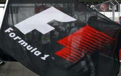 Formel-1-Fahne im Wind. Der «Königsklasse» droht eine Fortsetzung des Streits von FOTA und FIA.
FOTO: DPA