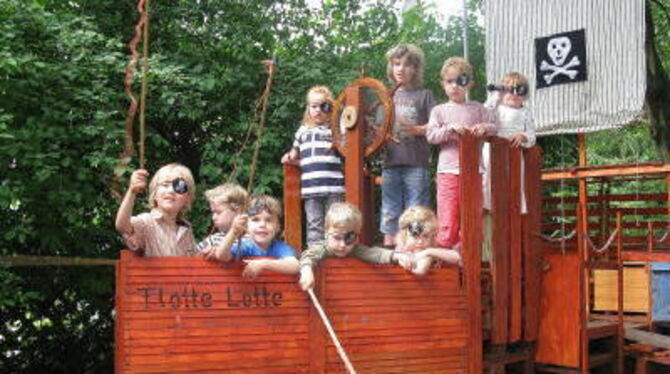 Stolz auf ihr neues Schiff: die kleinen  Piraten vom Kindergarten Eninger Weg.   FOTO: SV