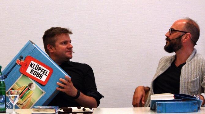 Michael Kobr (links) und Volker Klüpfel unterhielten ihr Publikum köstlich.  FOTO: CBS