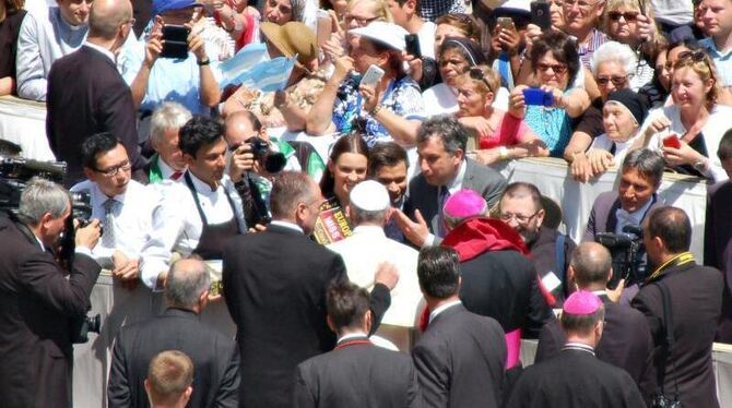 Die amtierende »Miss Germany« Lena Bröder wechselt einige Worte mit Papst Franziskus. Foto: Daniel Rademacher