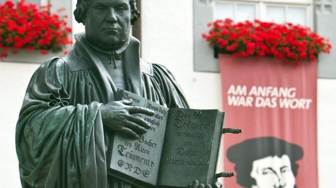 Das Denkmal für den Reformator Martin Luther auf dem Marktplatz in Wittenberg. FOTOS: DPA