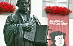 Das Denkmal für den Reformator Martin Luther auf dem Marktplatz in Wittenberg. FOTOS: DPA