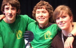 Das RoboCup Siegerteam mit Louis Schäfer (BZN), Andreas Schönle (Saulgau), Maria Reichenecker (BZN, von links). FOTO: PR