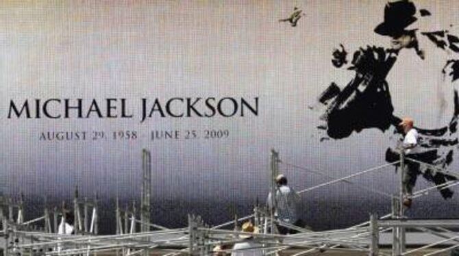 Vorbereitungen für die Trauerfeier im Staples Center in Los Angeles. FOTO: DPA