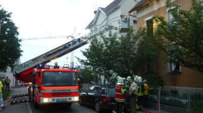 Über eine Drehleiter wurden die Bewohner von der Feuerwehr gerettet. FOTO: FW