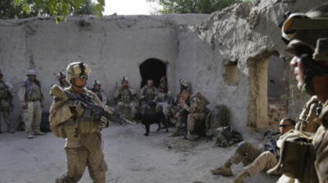 Leben diese US-Marines heute noch? Die Großoffensive in Afghanistan hat die ersten Todesopfer gefordert. FOTO: AP