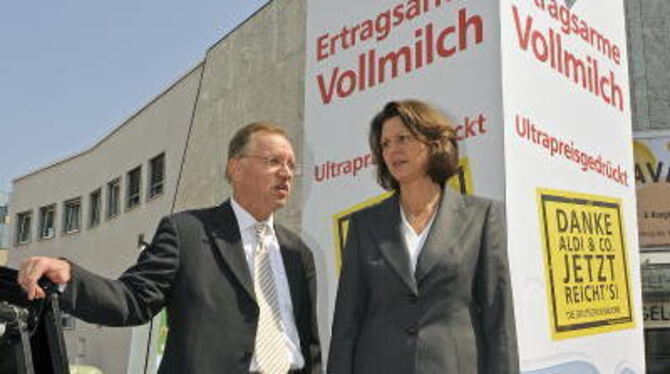 Vor der Milchtüte: Bauernpräsident Gerd Sonnleitner und Bundeslandwirtschaftsministerin Ilse Aigner (CSU) gestern beim deutschen