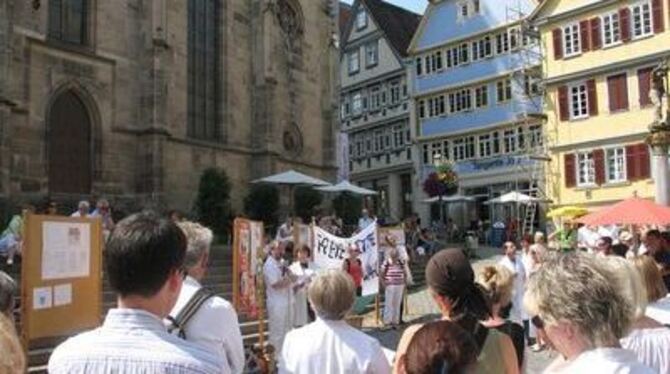 Protest vor der Tübinger Stiftskirche: Ärzte aus den Kreisen Tübingen und Reutlingen im Streik.
GEA-FOTO: RIC